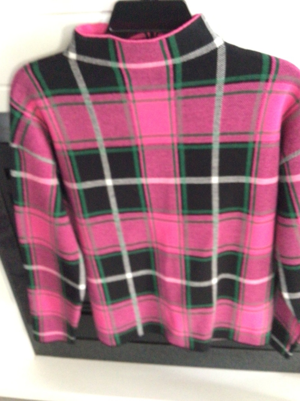 Tahari women’s beautiful soft pink plaid sweater size medium
